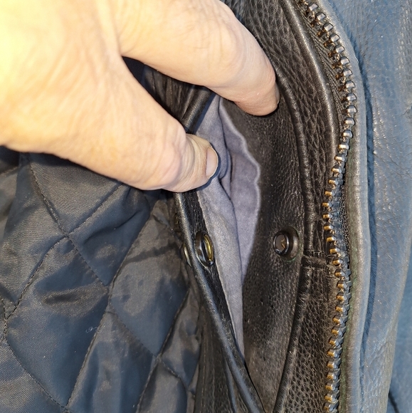 A US Made Co. Black leather jacket in a size 44. Heavyweight Vintage. Pre-loved - Picture 8 of 9